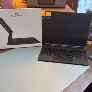 Apple iPad Magic Keyboard MXQT2LL/A , Model A2261